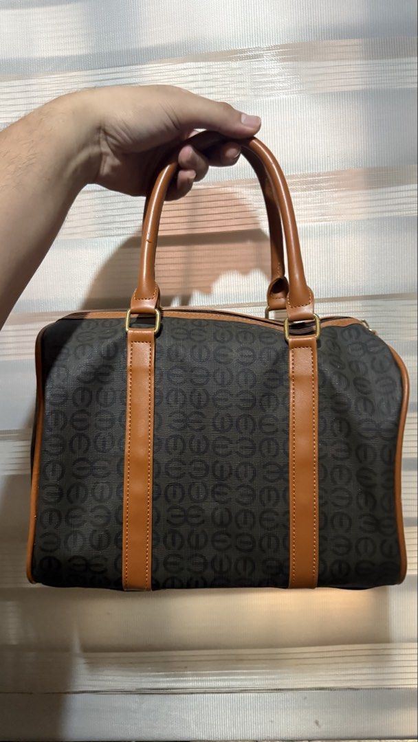 Esquire boston doctors top handle bag (Category: Luxury Bags & Wallets) located in Calamba. Submitted by ashvault (Listing ID 1431272244, Image 2). Description: Boston doctors top handle esquire bag looks new.