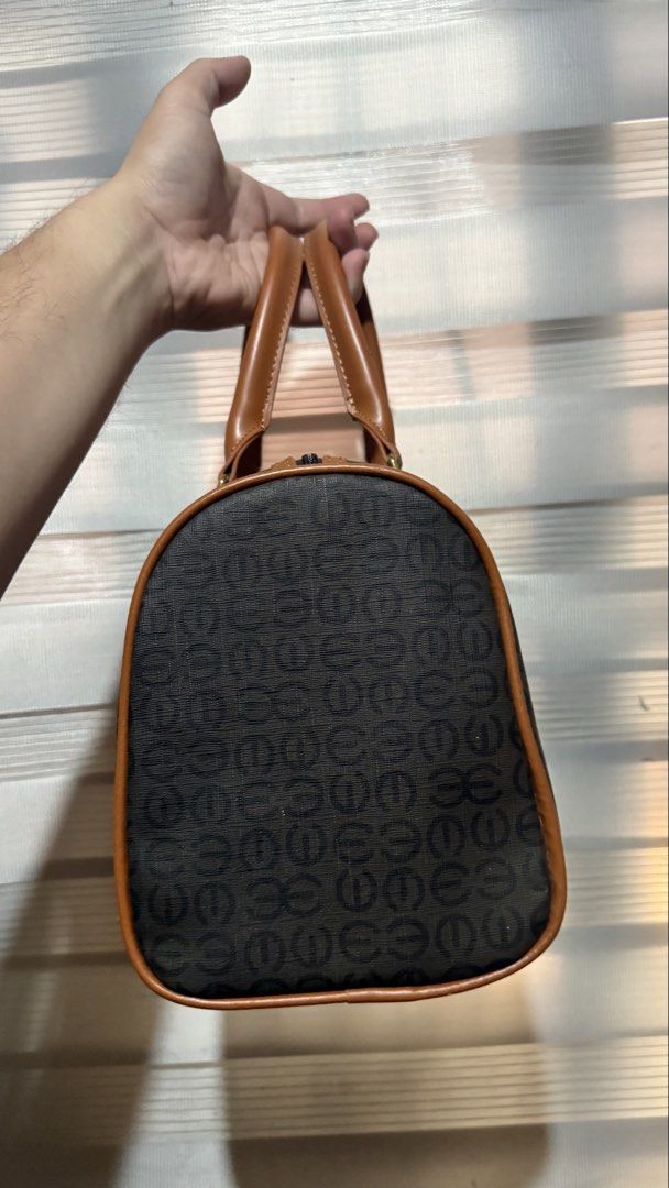 Esquire boston doctors top handle bag (Category: Luxury Bags & Wallets) located in Calamba. Submitted by ashvault (Listing ID 1431272244, Image 3). Description: Boston doctors top handle esquire bag looks new.