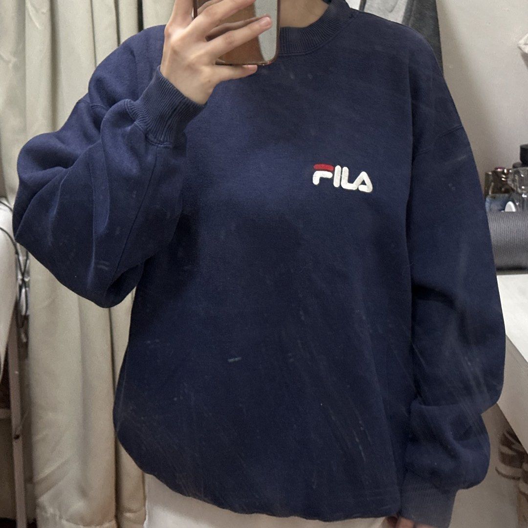 Fila Navy Blue Oversized Sweater Crew Neck (Category: Hoodies) located in Quezon City. Submitted by katdeclutters (Listing ID 1431353824, Image 1). Description: Small-Large Length - 27" Width - 23" For reference: height - 150cm / 4'11" bust - 34B waist - 24-25" hips - 34" 📍QC.