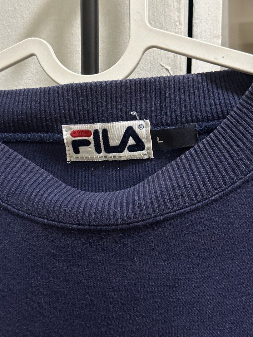 Fila Navy Blue Oversized Sweater Crew Neck (Category: Hoodies) located in Quezon City. Submitted by katdeclutters (Listing ID 1431353824, Image 3). Description: Small-Large Length - 27" Width - 23" For reference: height - 150cm / 4'11" bust - 34B waist - 24-25" hips - 34" 📍QC.