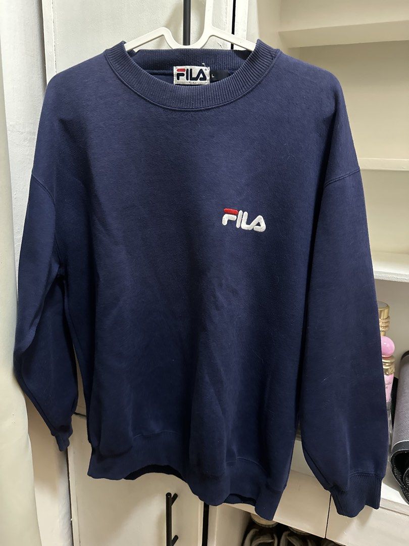 Fila Navy Blue Oversized Sweater Crew Neck (Category: Hoodies) located in Quezon City. Submitted by katdeclutters (Listing ID 1431353824, Image 2). Description: Small-Large Length - 27" Width - 23" For reference: height - 150cm / 4'11" bust - 34B waist - 24-25" hips - 34" 📍QC.