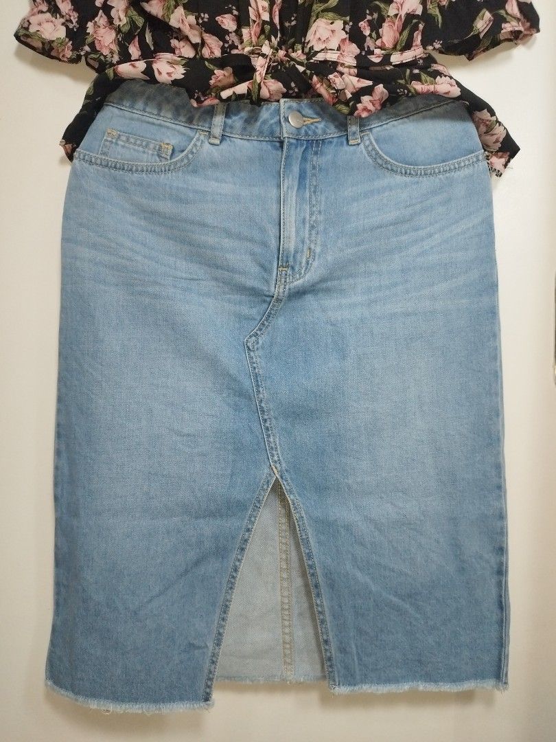 Front slit midi-skirt (Category: Skirts) located in Makati City. Submitted by krishtyle (Listing ID 1431262397, Image 2). Description: Personal preloved (decluttering) Seldom used Manual measurements: W28in L24in 📍Makati Message for inquiry and faster transaction.