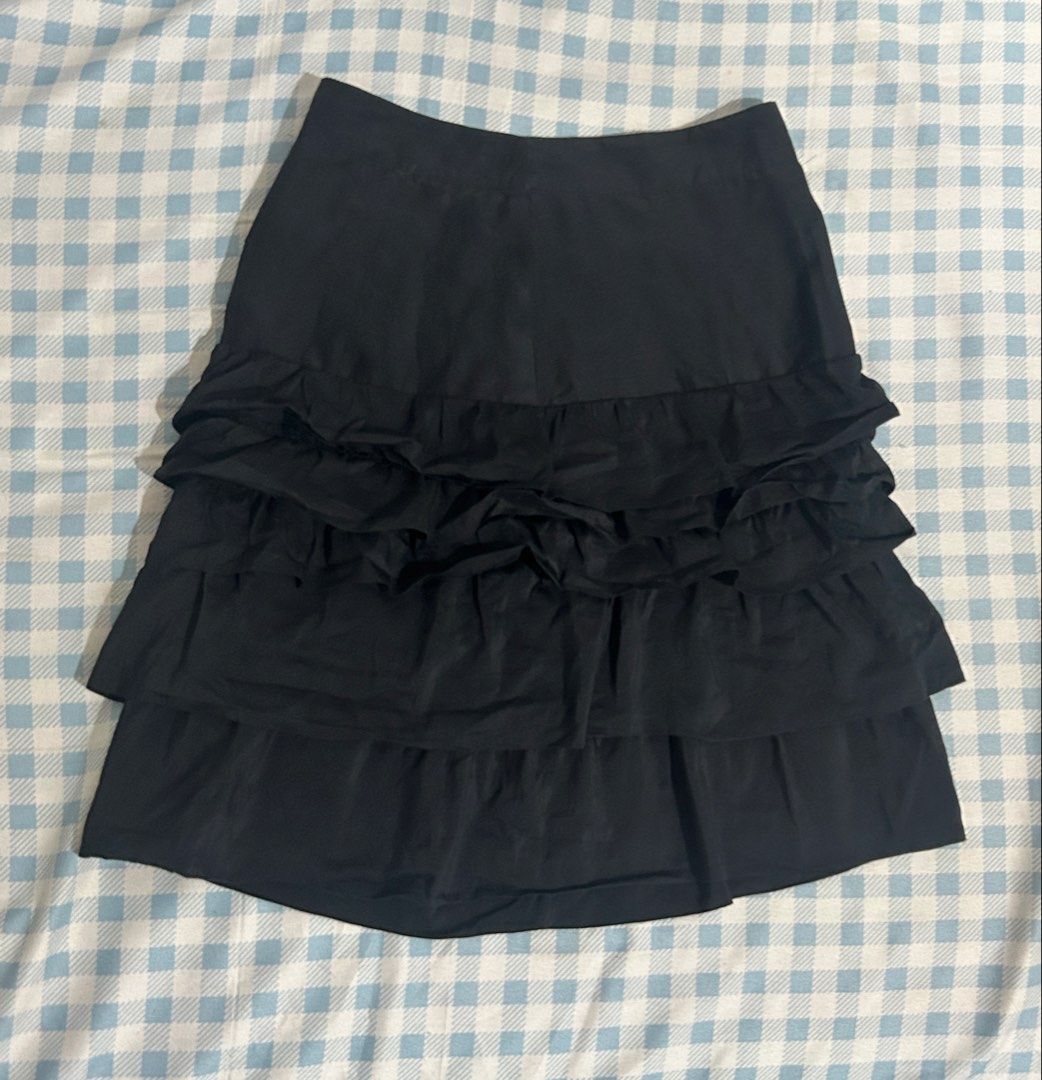 H&M Black Ruffled Tiered Mini Skirt (Category: Skirts) located in Quezon City. Submitted by _jujusells (Listing ID 1431285970, Image 3). Description: Length: 18".
