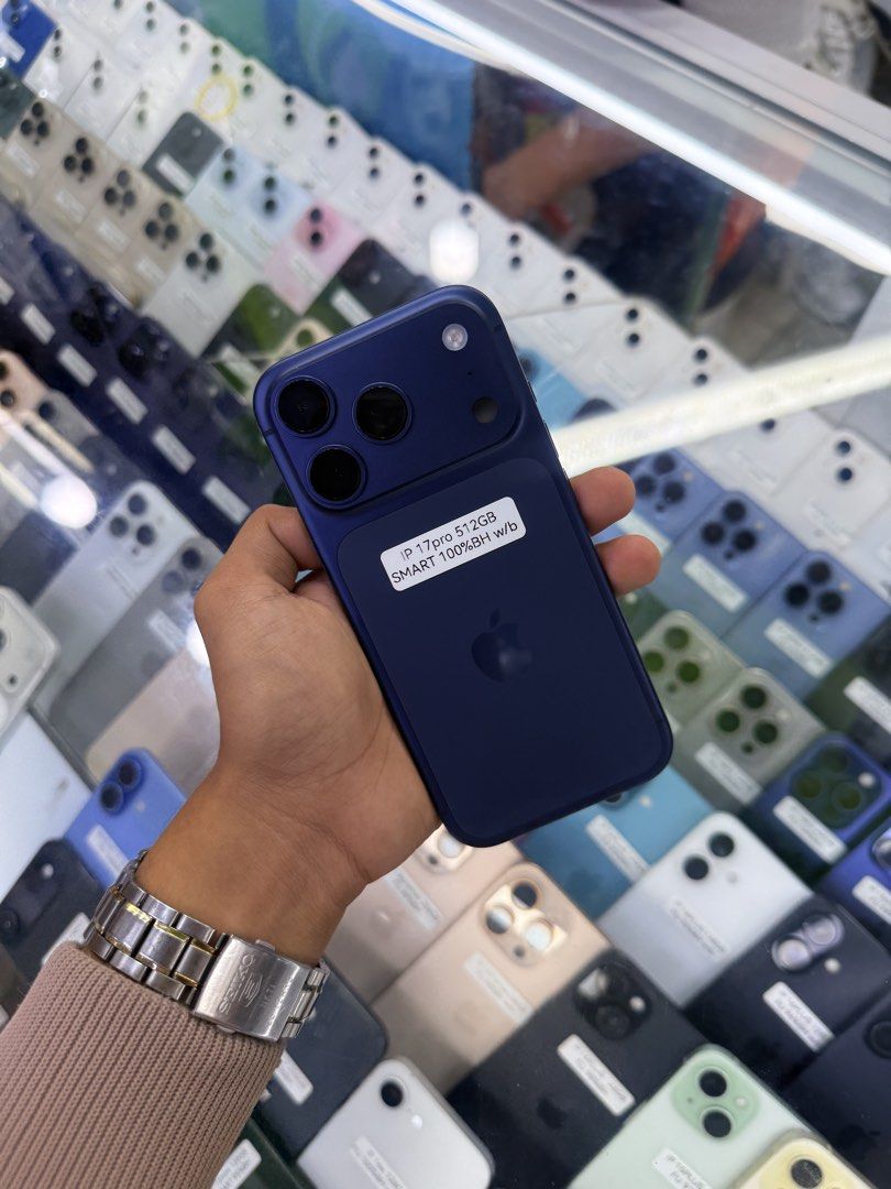 iPhone 17 Pro Smart Lock 512gb 100% batt with same serial box (Category: iPhone 17 Series) located in Manila. Submitted by carimgadgets (Listing ID 1431328114, Image 1). Description: .