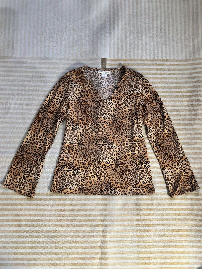 Y2K Leopard Print V-Neck Bell Sleeve Top (Category: Longsleeves) located in Manila. Submitted by _sofetch (Listing ID 1431264692, Image 1). Description: small - medium .