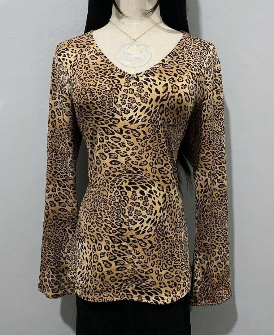 Y2K Leopard Print V-Neck Bell Sleeve Top (Category: Longsleeves) located in Manila. Submitted by _sofetch (Listing ID 1431264692, Image 2). Description: small - medium .
