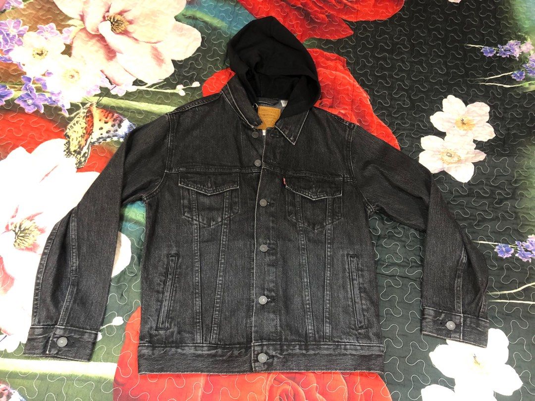 Levis jacket (Category: Hoodies) located in Kuala Lumpur. Submitted by amir_pero89 (Listing ID 1431304155, Image 1). Description: Levis denim jacket original..condition like new..berminat pm✌🏻.