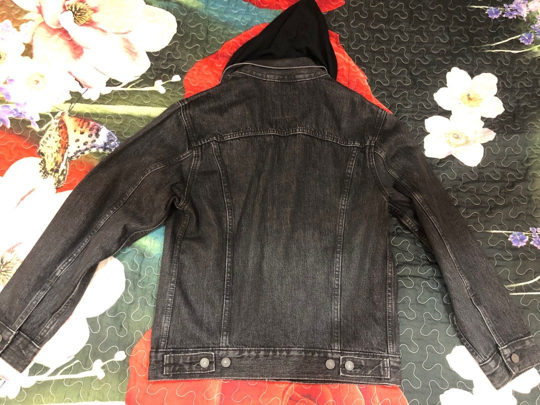 Levis jacket (Category: Hoodies) located in Kuala Lumpur. Submitted by amir_pero89 (Listing ID 1431304155, Image 2). Description: Levis denim jacket original..condition like new..berminat pm✌🏻.