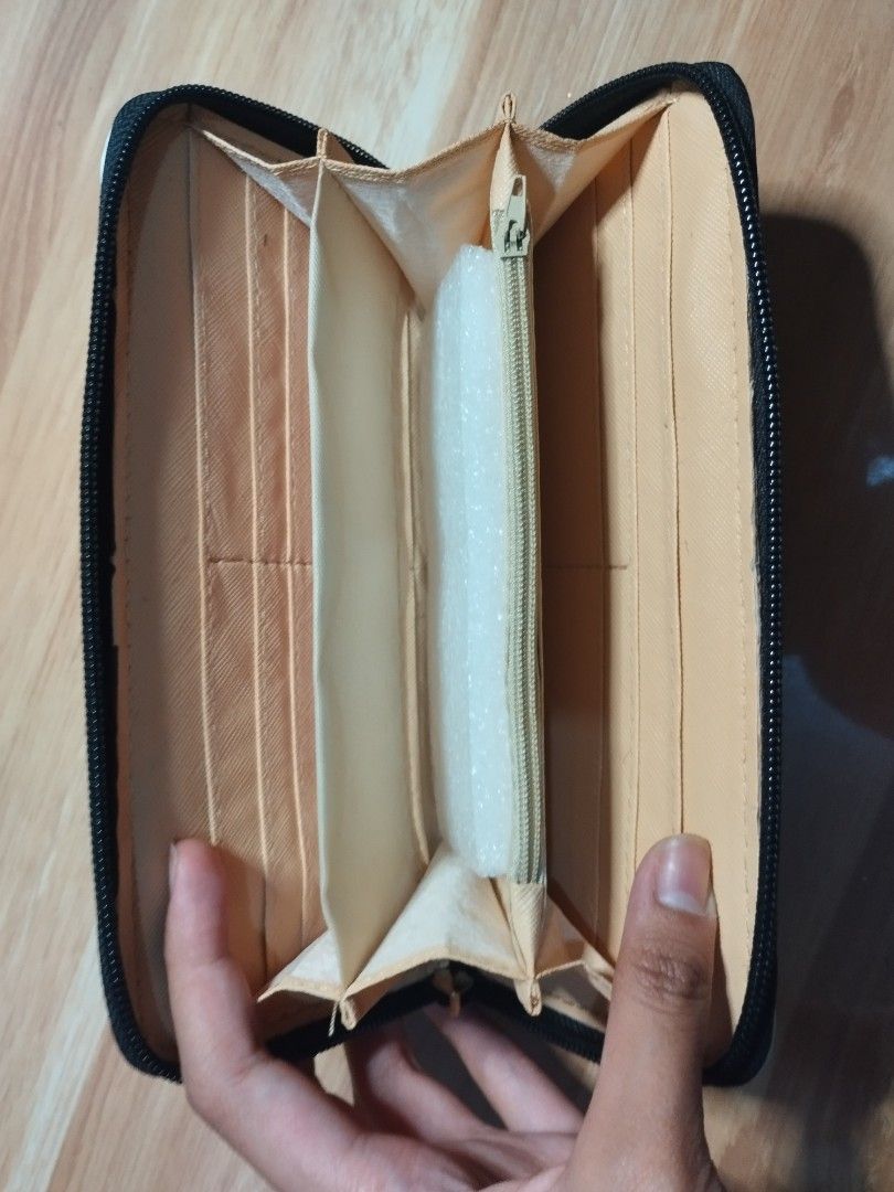 London England Print Wallet (Category: Wallets & Card holders) located in Carmona. Submitted by ichorvault (Listing ID 1431327220, Image 3). Description: - London England print on the front - Zipper closure - Multiple compartments for cards and cash - Light tan interior - New and unused.