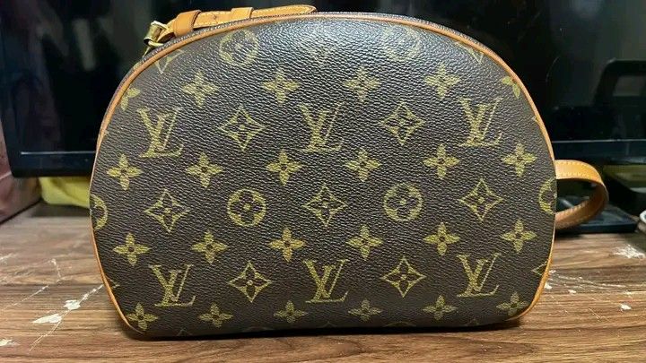 Louis Vuitton Blois (Category: Luxury Bags & Wallets) located in Pasig City. Submitted by nana.aia (Listing ID 1431317801, Image 3). Description: pasig loc. can send more pics and vids of the product for sure buyers. .