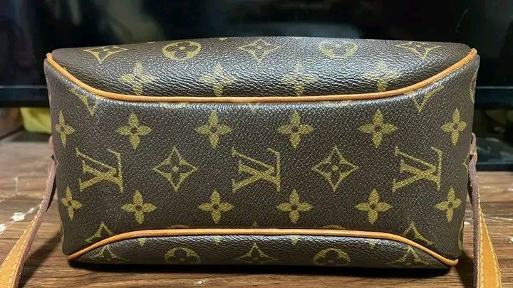Louis Vuitton Blois (Category: Luxury Bags & Wallets) located in Pasig City. Submitted by nana.aia (Listing ID 1431317801, Image 2). Description: pasig loc. can send more pics and vids of the product for sure buyers. .