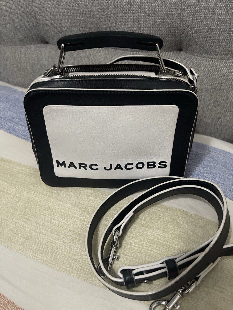 Marc Jacobs box bag lightly used (Category: Luxury Bags & Wallets) located in Quezon City. Submitted by itsallaboutstuffphbya (Listing ID 1431207230, Image 1). Description: Super good deal. Other price 11K preloved. SF by the buyer. .