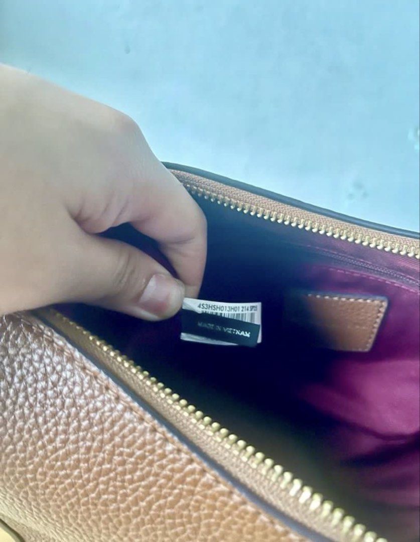 Marc Jacobs Drifter (Category: Luxury Bags & Wallets) located in Quezon City. Submitted by ranrunran888 (Listing ID 1431214549, Image 3). Description: Marc Jacobs Drifter bag.