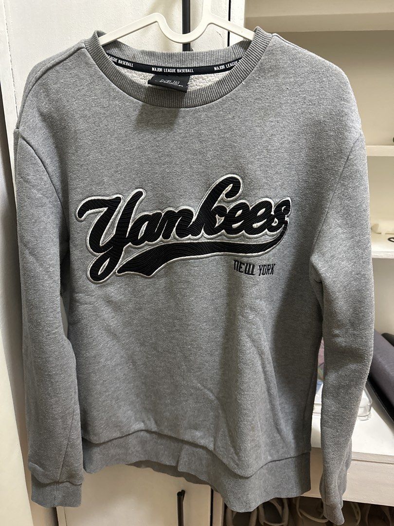 MLB NY Yankees Vintage Gray Sweater (Category: Hoodies) located in Quezon City. Submitted by katdeclutters (Listing ID 1431352474, Image 2). Description: Small-Medium Length - 25" Width - 21.5" For reference: height - 150cm / 4'11" bust - 34B waist - 24-25" hips - 34" 📍QC.