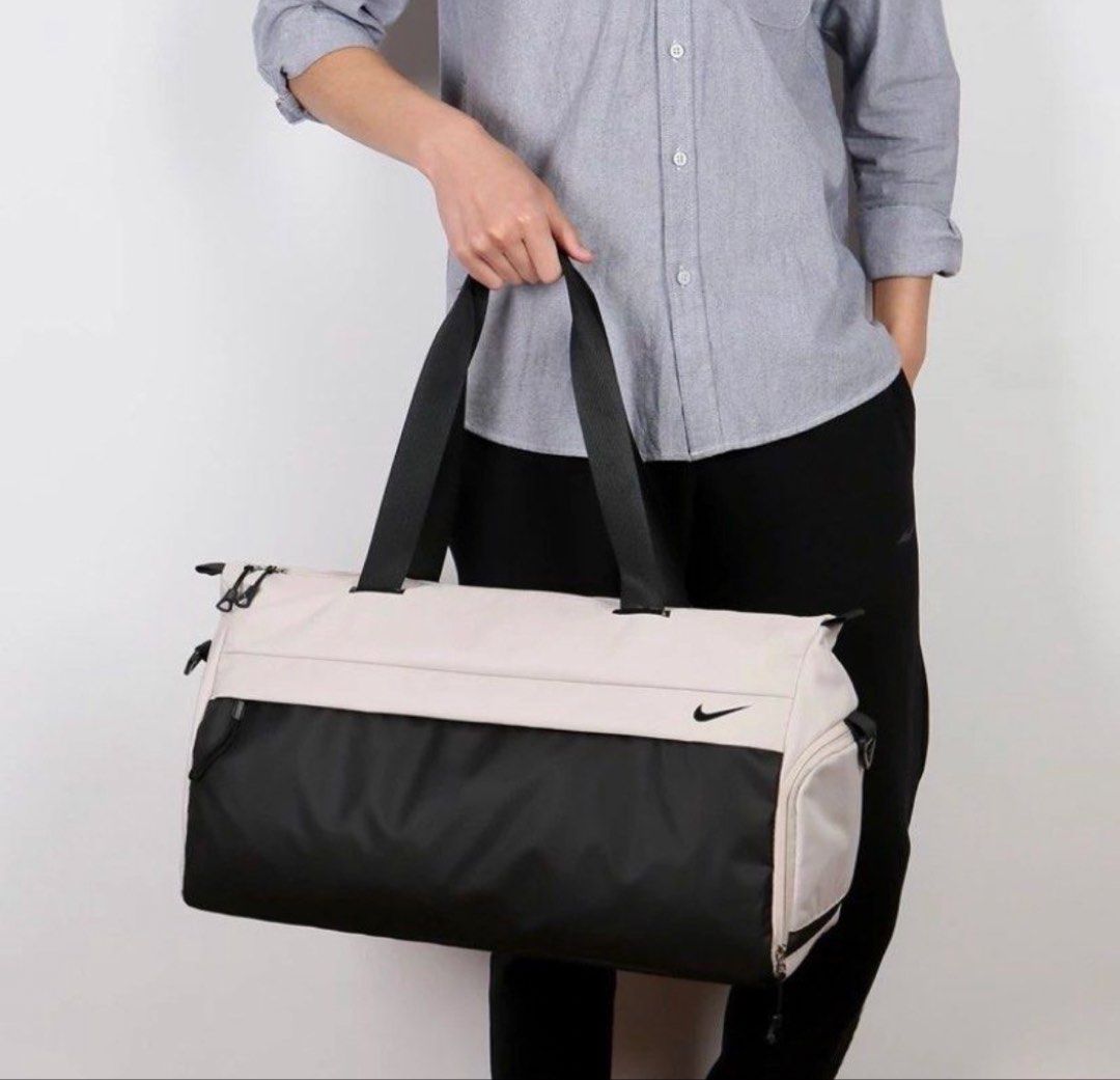 Nike Radiate Club Training Duffel bag (Category: Other Sports Equipment and Supplies) located in Malvar. Submitted by chatztash (Listing ID 1431308942, Image 2). Description: Features: • Removable shoulder strap and dual handles for versatile carrying • Ventilated shoe compartment offers breathable gear storage • Coated bottom panel helps keep your gear dry • Polyester 100% • Separate Inner Wet Clothes Compartment • Waterproof Size - Length: 51 c