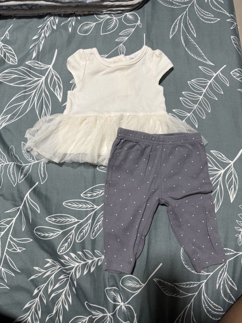 One set (Category: Babies & Kids Fashion) located in Johor Bahru. Submitted by resha1526 (Listing ID 1431244608, Image 1). Description: Size: 3 months below Each price RM 10 + postage RM8 Buy up to RM 50 free postage The clothes all preloved so no exchange and return. Not for fussy buyers. Thank you..