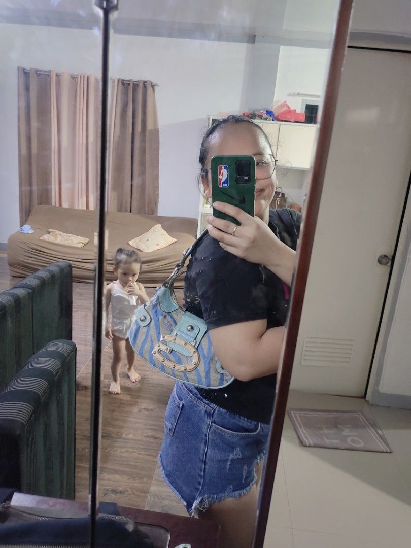 orig.vintage Guess small (Category: Luxury Bags & Wallets) located in Tagum. Submitted by janmarion049706 (Listing ID 1431208179, Image 2). Description: Good condition super bet Neto maliit lang kasya phone ,wallet.