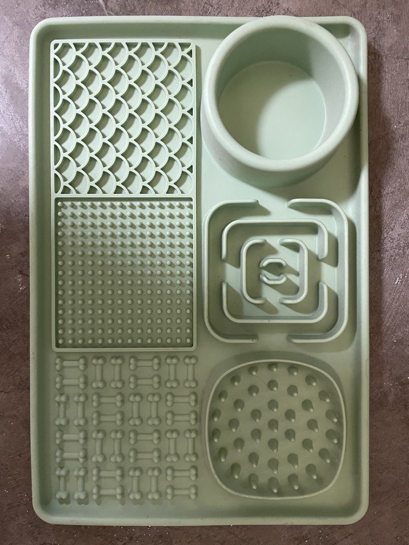 Pet Express Dog Slow Feeder Mat (Category: Homes & Other Pet Accessories) located in Cavite. Submitted by eye_njoylife (Listing ID 1431190996, Image 1). Description: Perfect for small dogs..