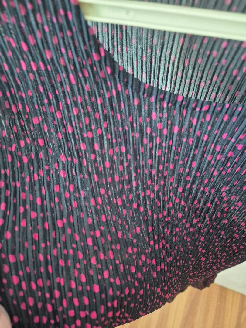 Pleated Top with Polka Dots (Category: Blouses) located in Manila. Submitted by the_cabinetdeclutter (Listing ID 1431243902, Image 3). Description: -Bought this here in Carousell also -Rfs: Not my style (the neckline) but super pretty niya!! -Fits Small to med.