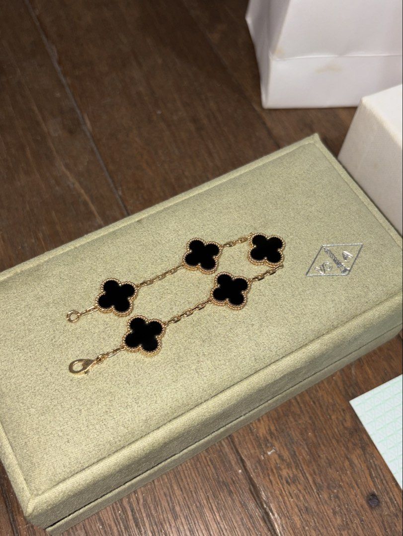 18K YG HK Setting VCA Onyx 15mm 6.5” (Category: Bracelets) located in Marikina City. Submitted by shop.voyageph (Listing ID 1375158530, Image 1). Description: Delivery by courier or pick up. Personal preloved, with very minimal signs of use. From MGI Pabebs Hk setting 15mm Onyx stone | 6.5” Approx 11.21 to 11.22g With box, paper bag and cert.