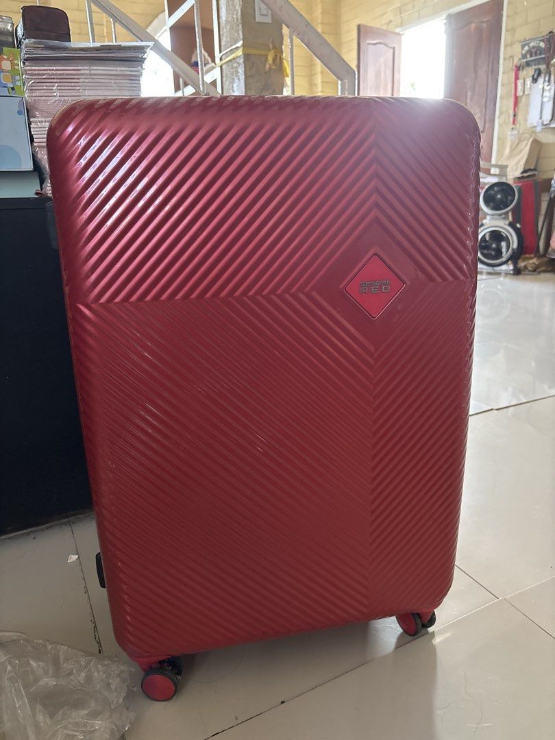 Samsonite red kharris spinner 76/28 luggage (Category: Luggage) located in Quezon City. Submitted by lavl00 (Listing ID 1431189688, Image 1). Description: Has issues with the top handle.