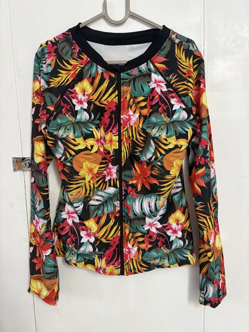 Shein Floral Rash Guard Top (Category: Rash guard) located in Imus. Submitted by asherprelovedstuff (Listing ID 1431347896, Image 1). Description: .