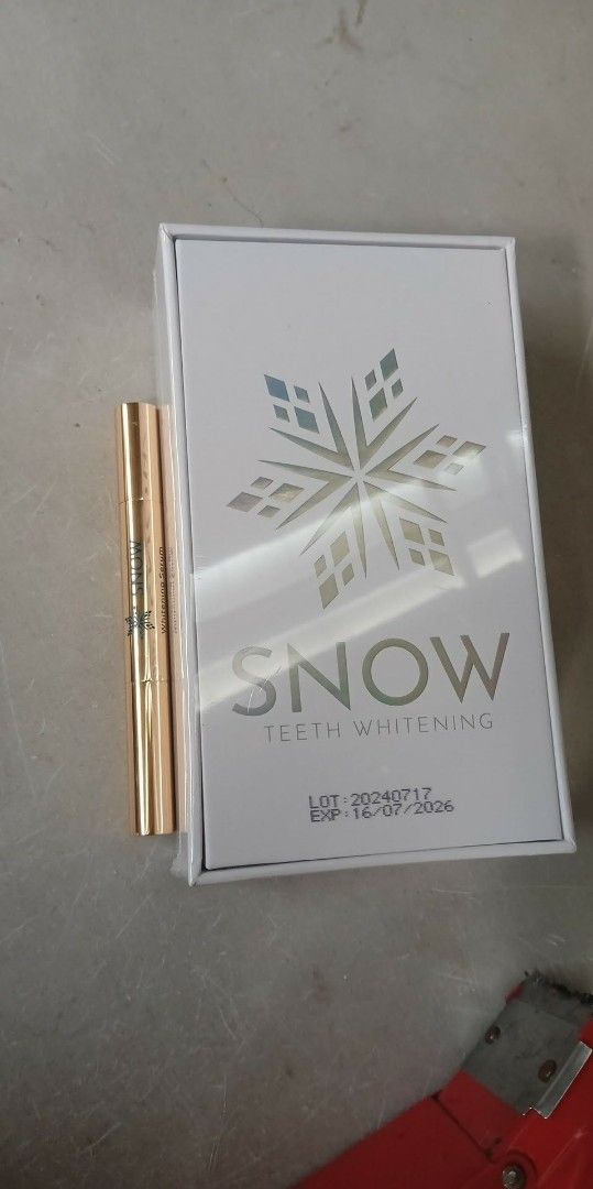 Snow Teeth Whitening Kit (Category: Oral Care) located in Caloocan City. Submitted by pureforest_89 (Listing ID 1431182403, Image 1). Description: Snow Teeth Whitening Kit includes a box and two gold-colored applicators. The box features a snowflake design and the words "SNOW TEETH WHITENING". The lot number is 20240717 and the expiry date is 16/07/2026. This kit is designed for teeth whitening..
