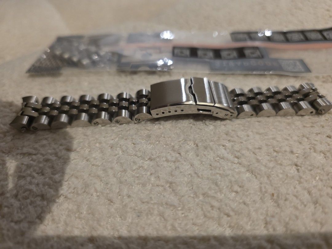 Strapcode Angus Jubilee Bracelet mm200/mm200 gmt/ spb381 (Category: Men's Watches) located in Cauayan City . Submitted by watchsec (Listing ID 1431201937, Image 3). Description: Stainless steel watch bracelet from Strapcode. It features a brushed finish and a deployment clasp. It is a jubilee style bracelet, with multiple small links for flexibility and comfort. The clasp has a secure locking mechanism..