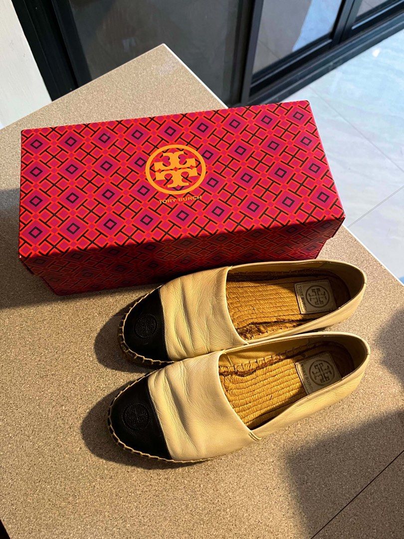 Tory Burch Free (Category: Flats & Sandals) located in Bulacan. Submitted by everythinggood26 (Listing ID 1431338297, Image 1). Description: FREE FOR THOSE WHO WILL BUY 1OK UP WORTH! 💕 Maganda pa siya yung likod lang need paayos or papalitan. with Box .