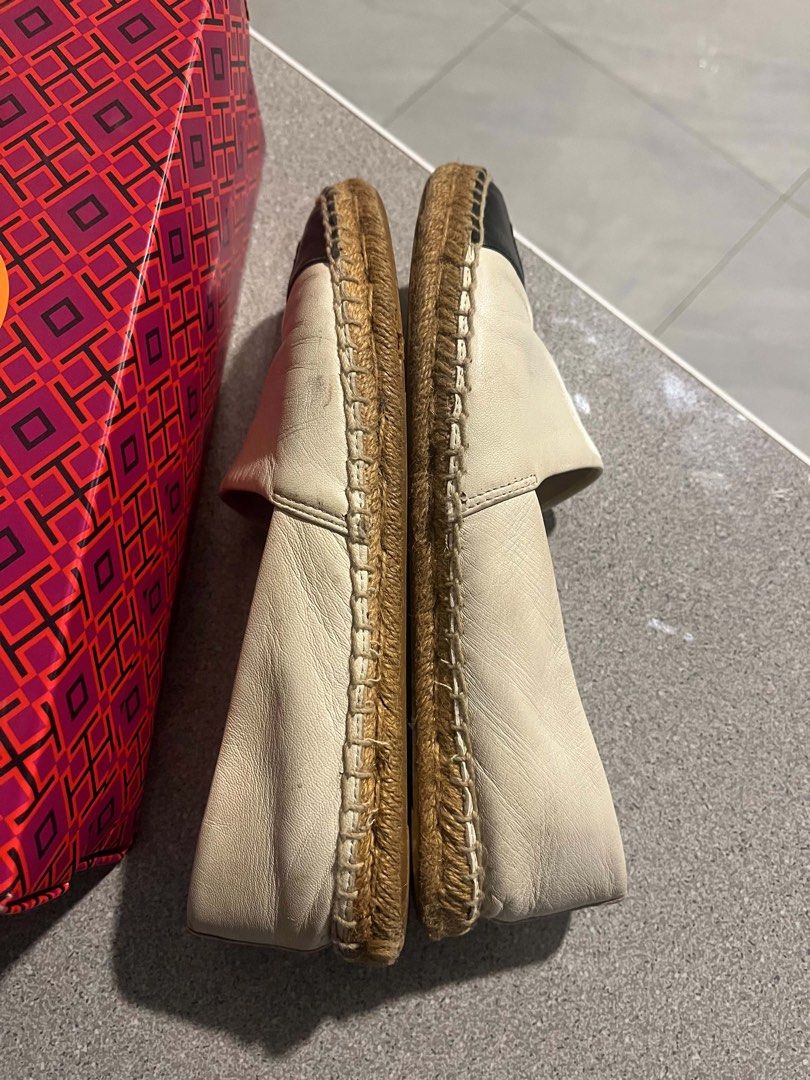 Tory Burch Free (Category: Flats & Sandals) located in Bulacan. Submitted by everythinggood26 (Listing ID 1431338297, Image 3). Description: FREE FOR THOSE WHO WILL BUY 1OK UP WORTH! 💕 Maganda pa siya yung likod lang need paayos or papalitan. with Box .