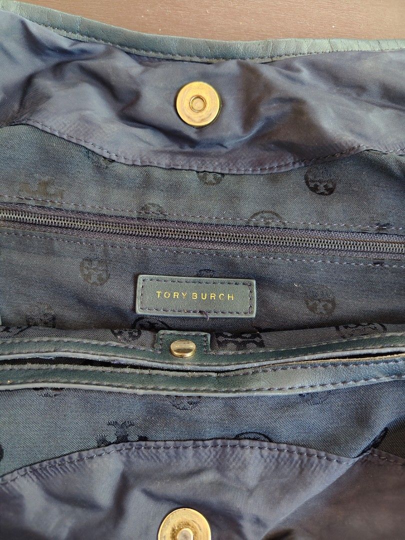 Tory Burch slouchy nylon tote bag (Category: Luxury Bags & Wallets) located in Alburquerque. Submitted by dzm.ancn0 (Listing ID 1431196186, Image 2). Description: Tory Burch tote bag large size in good condition w/ minimal flaws all details are posted.