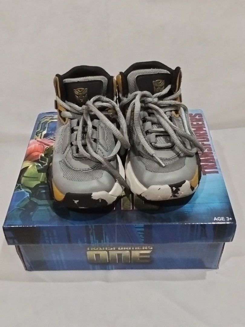 Transformers One Legendary Gray Toddler Sneakers (Category: Babies & Kids Fashion) located in Quezon City. Submitted by robzkinix (Listing ID 1431375104, Image 1). Description: - Transformers One Legendary Gray sneakers - Size 28 (original box included) - Color scheme: Gray, yellow, and black - Condition: Shows wear and tear - Includes scuff marks - Minor crack on one shoe Delivery via Grab/Lalamove/J&T/GGX Payments: Gcash/Maya/Bank transfer.
