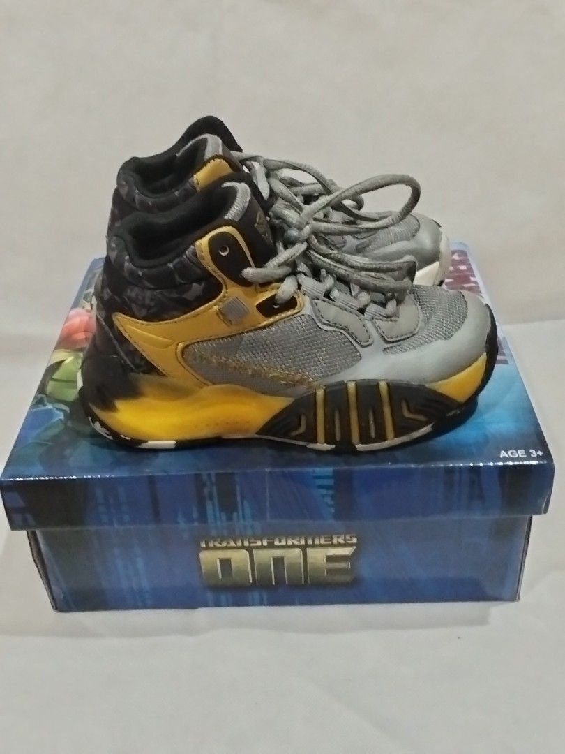 Transformers One Legendary Gray Toddler Sneakers (Category: Babies & Kids Fashion) located in Quezon City. Submitted by robzkinix (Listing ID 1431375104, Image 2). Description: - Transformers One Legendary Gray sneakers - Size 28 (original box included) - Color scheme: Gray, yellow, and black - Condition: Shows wear and tear - Includes scuff marks - Minor crack on one shoe Delivery via Grab/Lalamove/J&T/GGX Payments: Gcash/Maya/Bank transfer.