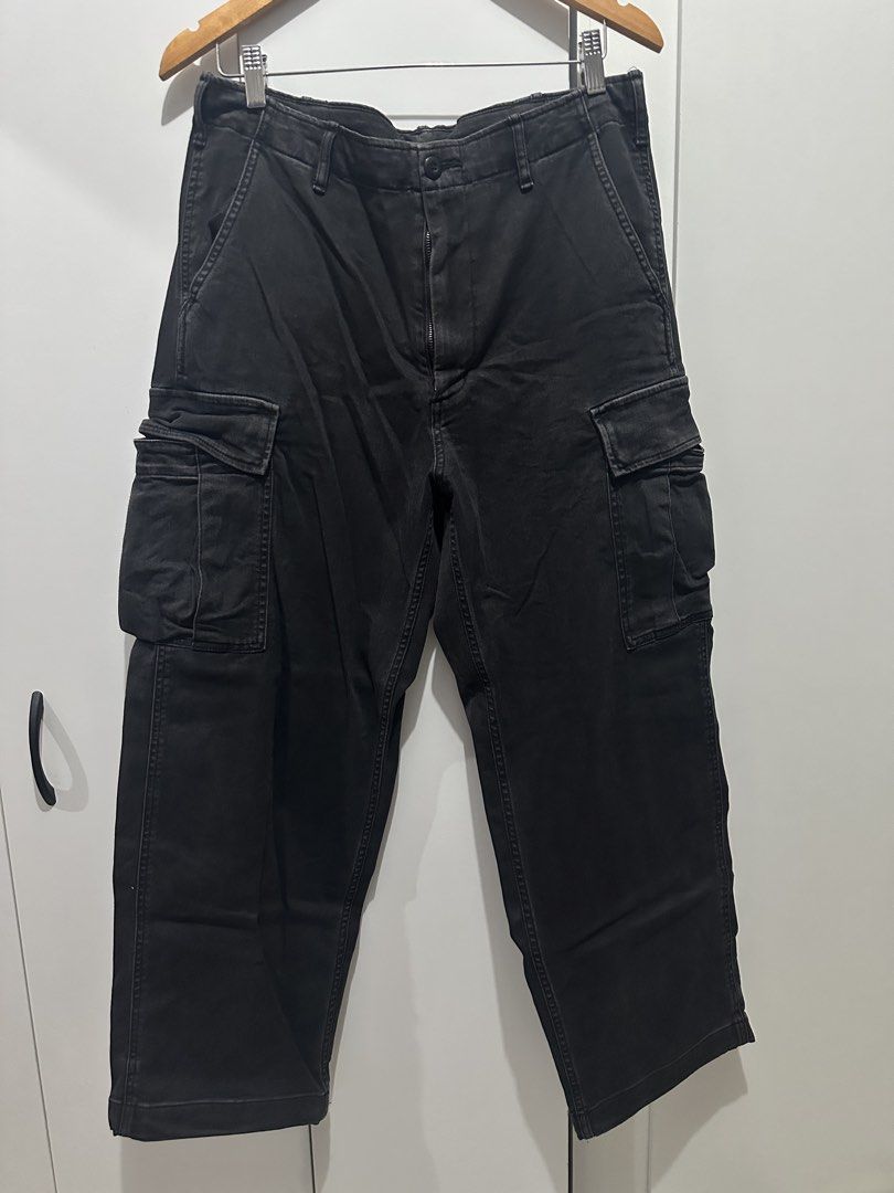 Uniqlo Denim Cargo Pants (Category: Jeans) located in Marikina City. Submitted by mendoy (Listing ID 1431319420, Image 1). Description: Size: Medium (30-32) No issue BDO, GCash, Maribank Ship via Lalamove, Gogo Xpress or pick up only Loc: Sto Niño, Marikina .