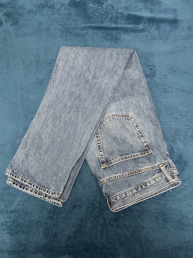 UNIQLO Straight Regular Fit Jeans (Category: Jeans) located in Quezon City. Submitted by threshhooks (Listing ID 1431285613, Image 1). Description: UNIQLO Denim Jeans Price: 500 RFS: Not being used anymore *Not thrifted. Personally bought in Uniqlo Store - 32 in waist - 41 in leg length - Regular Straight Fit - No alterations done upon purchase Location: Quezon City .
