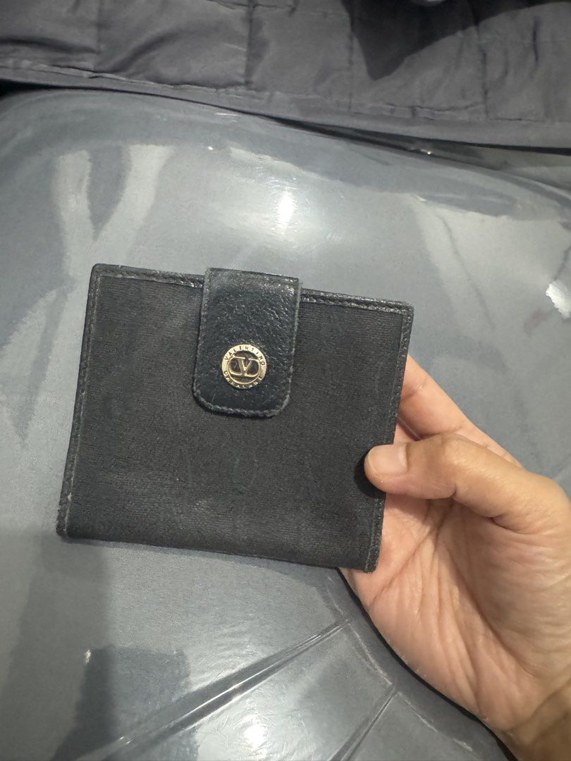 Valentino Garavani Canvas Short Wallet (Category: Luxury Bags & Wallets) located in Quezon City. Submitted by legallyyours02 (Listing ID 1431303678, Image 2). Description: In very good condition Minimal rubs sa edges No tears sa canvas and clean po Leather in excellent condition Lots of compartment Lightweight and compact.