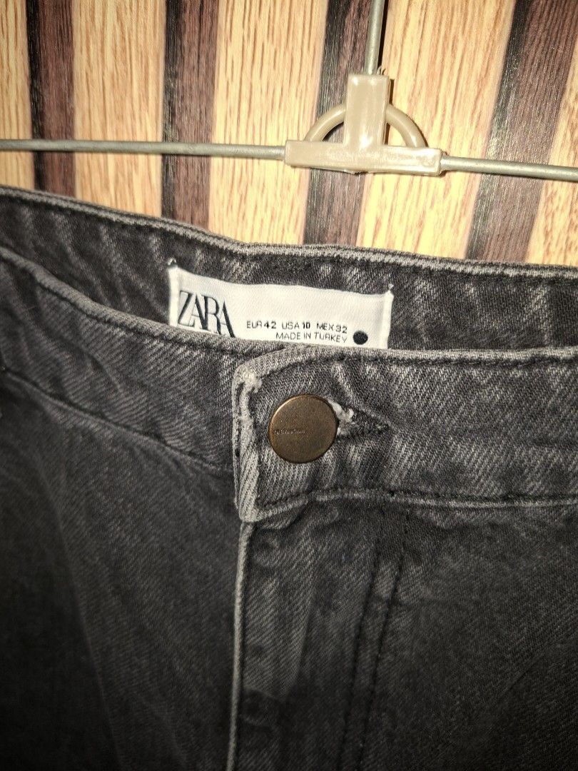Zara Black shorts (Category: Jeans) located in Valenzuela. Submitted by thriftlets (Listing ID 1431225149, Image 2). Description: - Zara black jeans - Size: EUR 42 / USA 10 - Button closure - Made in Turkey - Classic and versatile style.
