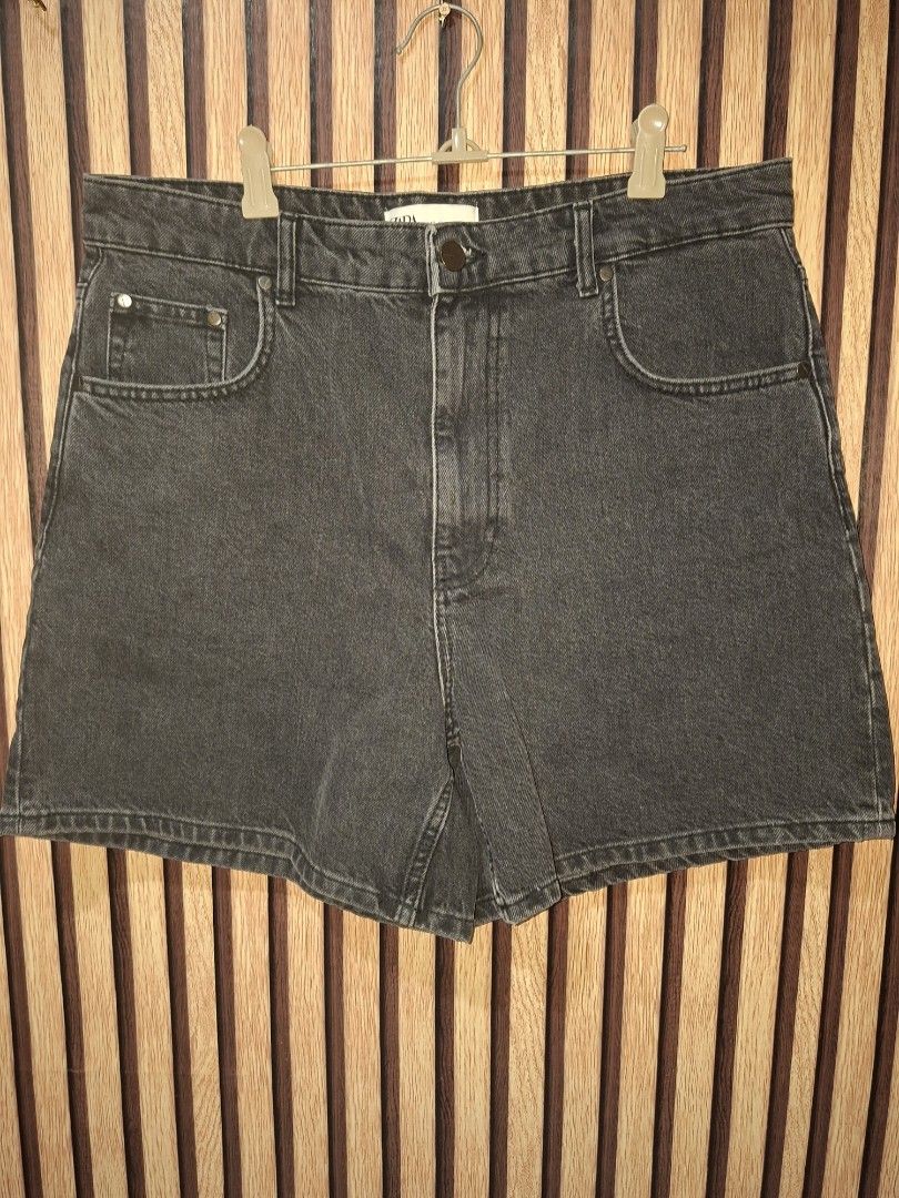 Zara Black shorts (Category: Jeans) located in Valenzuela. Submitted by thriftlets (Listing ID 1431225149, Image 1). Description: - Zara black jeans - Size: EUR 42 / USA 10 - Button closure - Made in Turkey - Classic and versatile style.