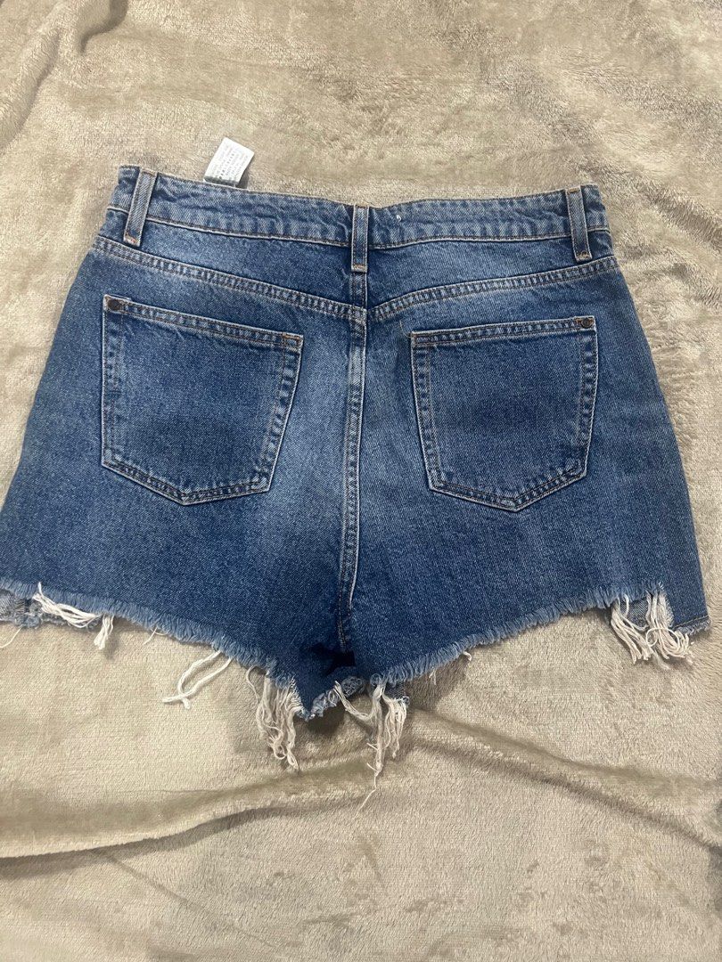 Zara Denim Shorts with Side Detail (Category: Shorts) located in Taguig. Submitted by strutstella (Listing ID 1431333313, Image 2). Description: Up to 27 waist only.