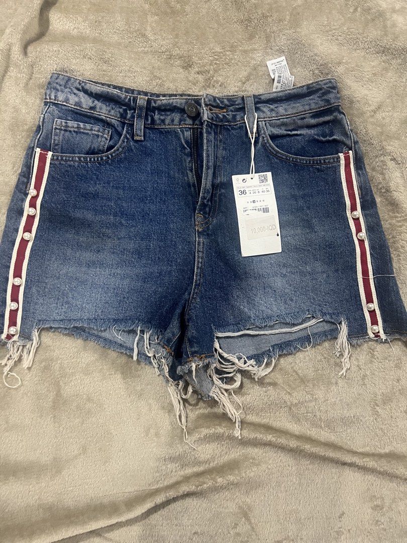 Zara Denim Shorts with Side Detail (Category: Shorts) located in Taguig. Submitted by strutstella (Listing ID 1431333313, Image 1). Description: Up to 27 waist only.
