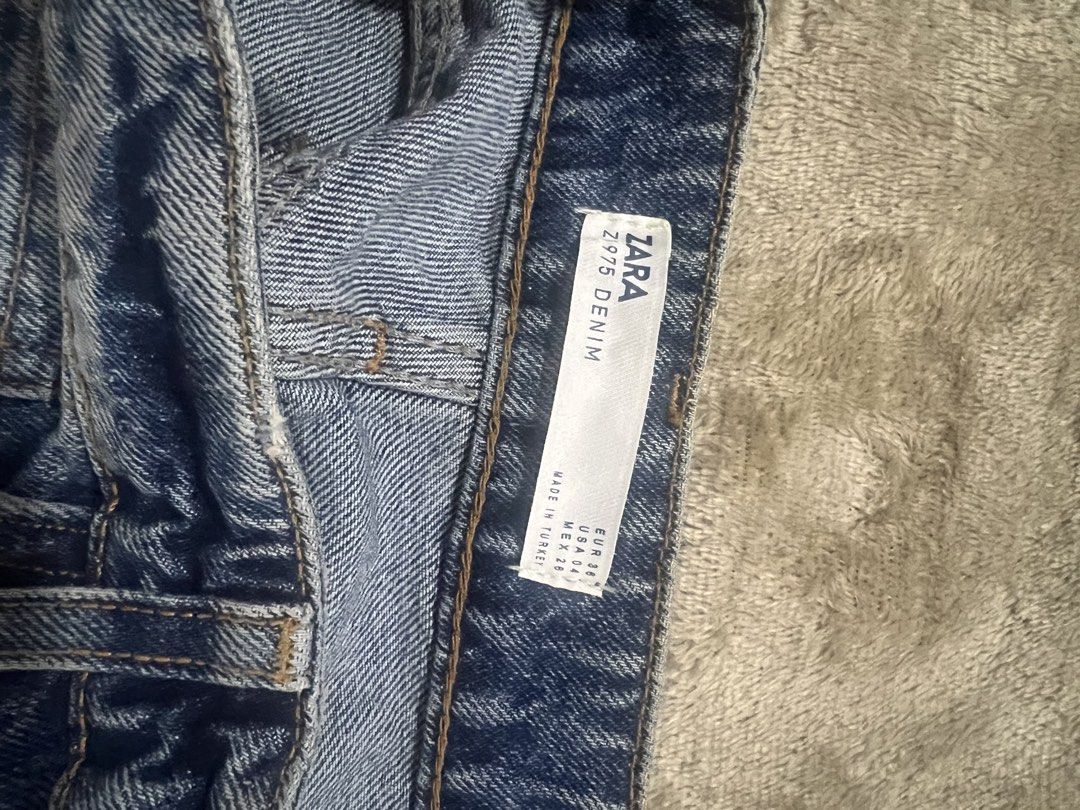 Zara Denim Shorts with Side Detail (Category: Shorts) located in Taguig. Submitted by strutstella (Listing ID 1431333313, Image 3). Description: Up to 27 waist only.