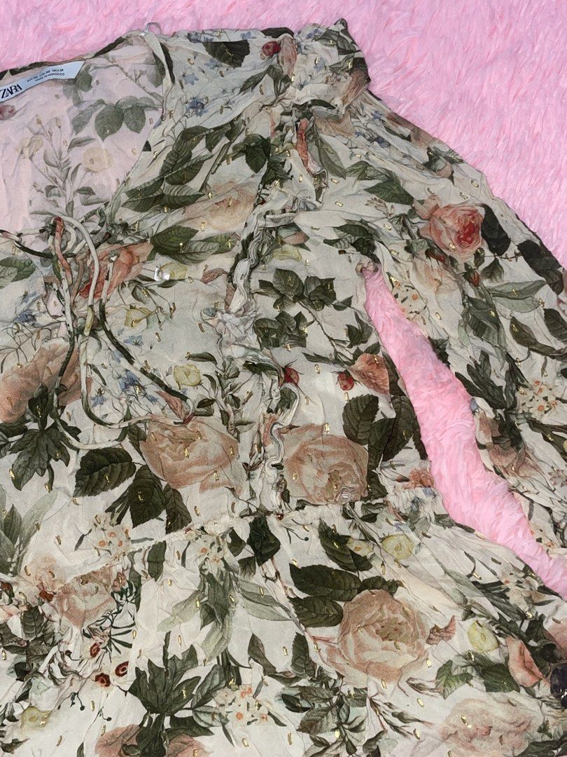 zara floral lace top (Category: Blouses) located in Manila. Submitted by abhiaaa (Listing ID 1431236772, Image 3). Description: can fit s to m frame.