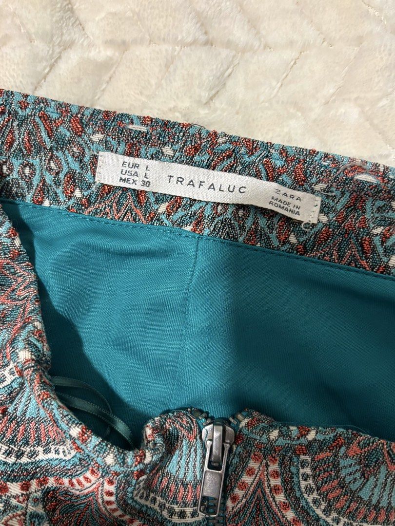 Zara Trafaluc Printed Boho Skirt (Category: Skirts) located in Taguig. Submitted by hisandhers16 (Listing ID 1431337062, Image 1). Description: Good as new. Barely used. Tag say large but fits medium to large, size 30-31. Bought for around 1.5k. Coachella fit, boho skirt. - Zara Trafaluc skirt - Unique printed design - Features teal lining - Zipper closure - Textured fabric - Color palette: Teal, brown, white - Made in Romania.