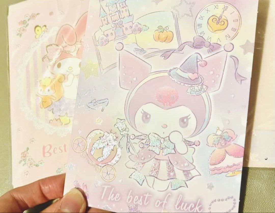 最後2張‼️💖正版 台灣 SANRIO 夢幻 MY MELODY公仔 / KUROMI公仔閃亮賀卡 母親節卡 情人節卡 BB百日宴生日卡 結婚卡 聖誕卡 求婚祝福賀 萬用卡 感謝咭 珍藏收藏禮物 現貨TAIWAN Christmas Card Birthday Greetings Weddings Valentines Gift card （分類：文具）位於 Hong Kong。 由 swroom 提交（商品編號 1431530022，圖片 2）。簡介： 🚚 🎁 只限郵寄運送 🎁 ▫️▫️商品詳情▫️▫️ 💝 $55 張 ，$100 兩張，全新 ❣️ 節日銷情迅速請早訂購售完即止❣️ 🛍更多最新禮品玩具 follow us ： carousell.com/swroom ▫️▫️購買付款詳情 ▫️▫️ 📥 請 INBOX PM下單購買須提供以下資料 ： 1. 選擇付款方式 : PAYME / FPS / ALIPAYHK 2. 選擇郵寄方式： 📮 $5 up 本地平郵 ( 