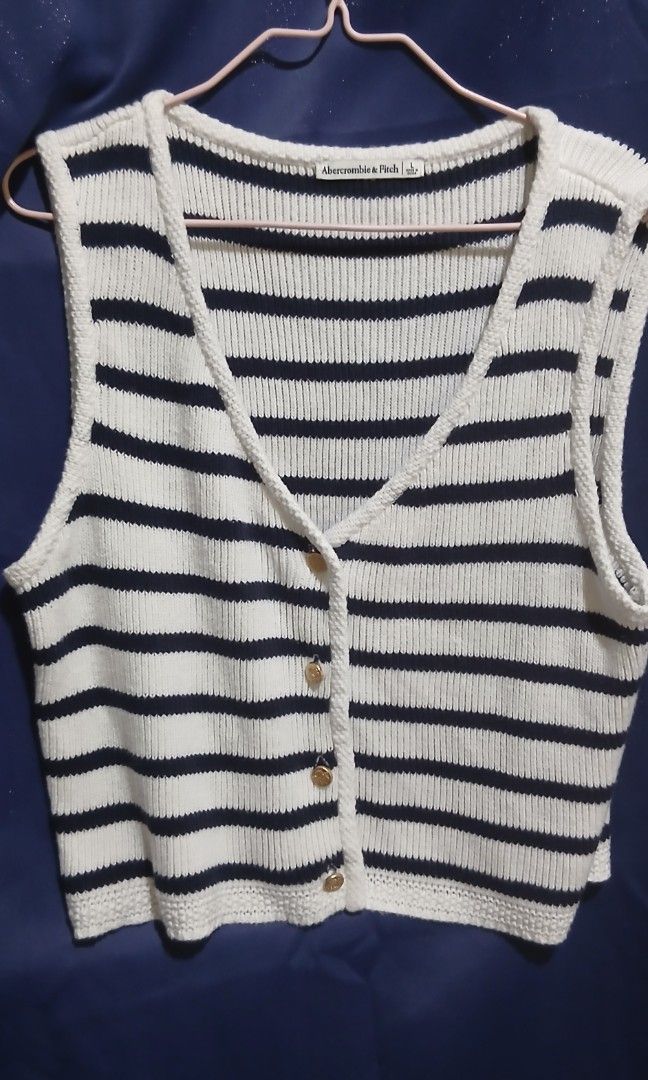 Abercombie & Fitch Knitted Sleeveless (Category: Sleeveless) located in Manila. Submitted by shoppebymaria (Listing ID 1431464207, Image 2). Description: In very good condition Size L on tag.