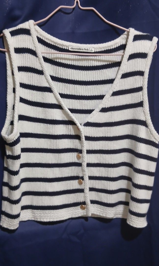 Abercombie & Fitch Knitted Sleeveless (Category: Sleeveless) located in Manila. Submitted by shoppebymaria (Listing ID 1431464207, Image 3). Description: In very good condition Size L on tag.