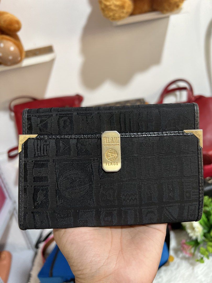 Alviero Martini Medium wallet (Category: Luxury Bags & Wallets) located in Batangas. Submitted by aizenaudrix232429 (Listing ID 1431400794, Image 1). Description: sign of used only no major flaws .