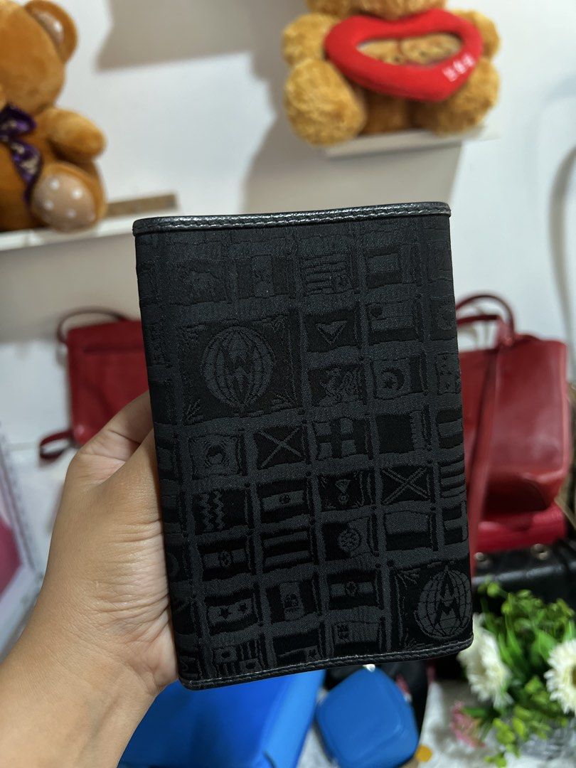 Alviero Martini Medium wallet (Category: Luxury Bags & Wallets) located in Batangas. Submitted by aizenaudrix232429 (Listing ID 1431400794, Image 2). Description: sign of used only no major flaws .
