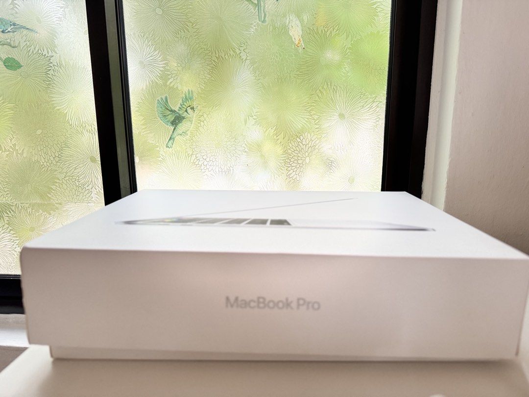 Apple MacBook Pro - Silver439662419756994564