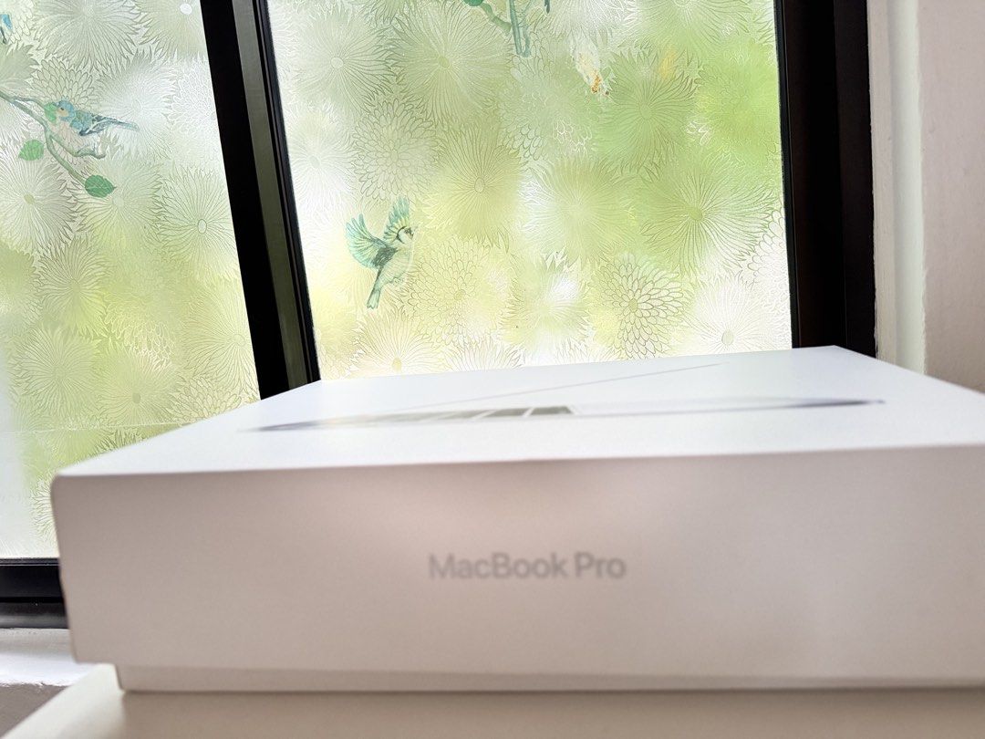 Apple MacBook Pro - Silver439662419756994565